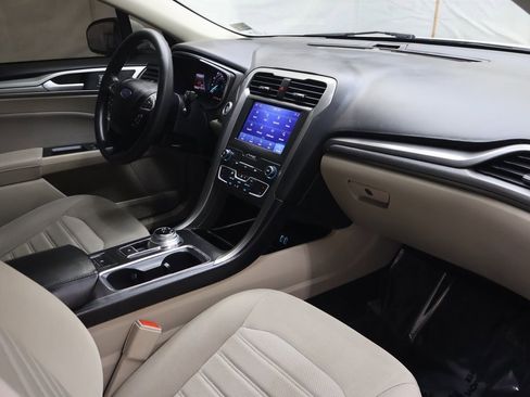 Used 2020 Ford Fusion SE image 11