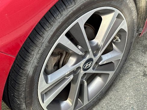 Used 2017 Hyundai Elantra Limited w/ Limited Ultimate Package 05 FWD image 4