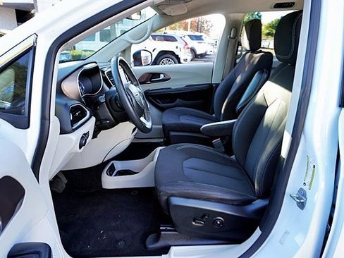 Certified 2022 Chrysler Voyager LX image 13