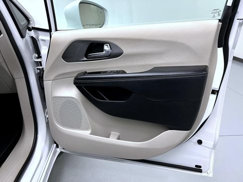 Used 2022 Chrysler Pacifica Touring-L FWD image 16