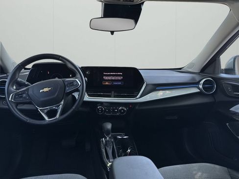 Used 2025 Chevrolet Trax LT w/ LT Convenience Package FWD image 10