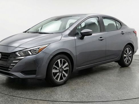 Used 2025 Nissan Versa SV image 3