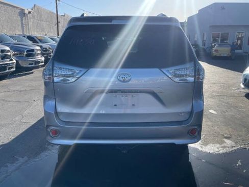 Used 2015 Toyota Sienna SE Premium FWD image 4