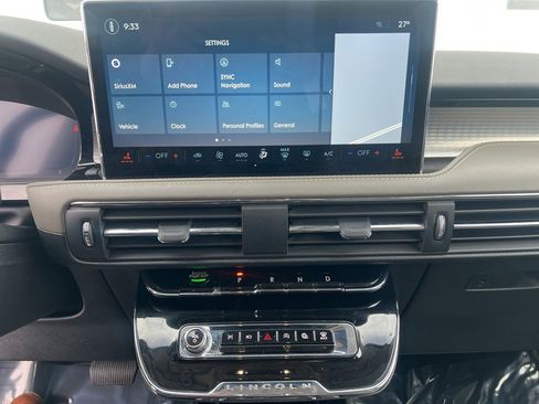 Used 2025 Lincoln Corsair Premiere image 9