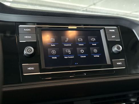 Certified 2023 Volkswagen Jetta SE w/ Panoramic Sunroof Package FWD image 18