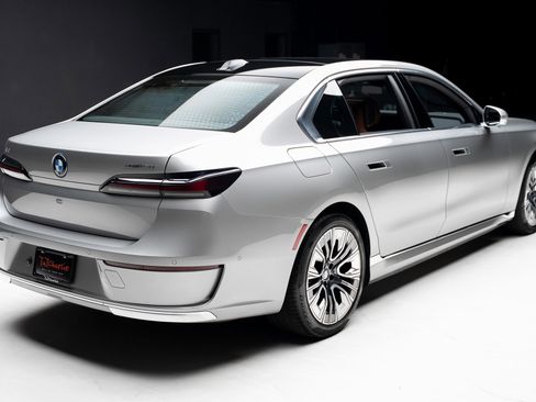 Used 2023 BMW i7 xDrive60 image 32