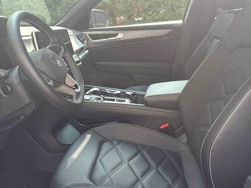Used 2024 Volkswagen Atlas Cross Sport SE AWD/4WD image 12