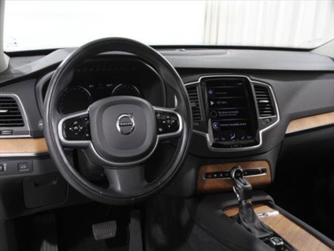 Used 2022 Volvo XC90 T6 Momentum w/ Climate Package image 8