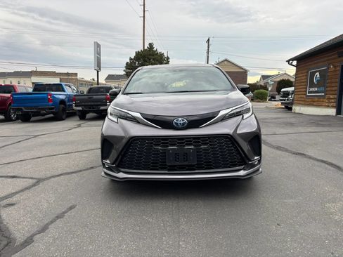 Used 2021 Toyota Sienna XSE AWD/4WD image 2