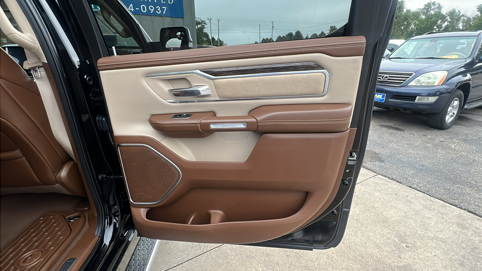 Used 2019 RAM 1500 Laramie AWD/4WD image 17