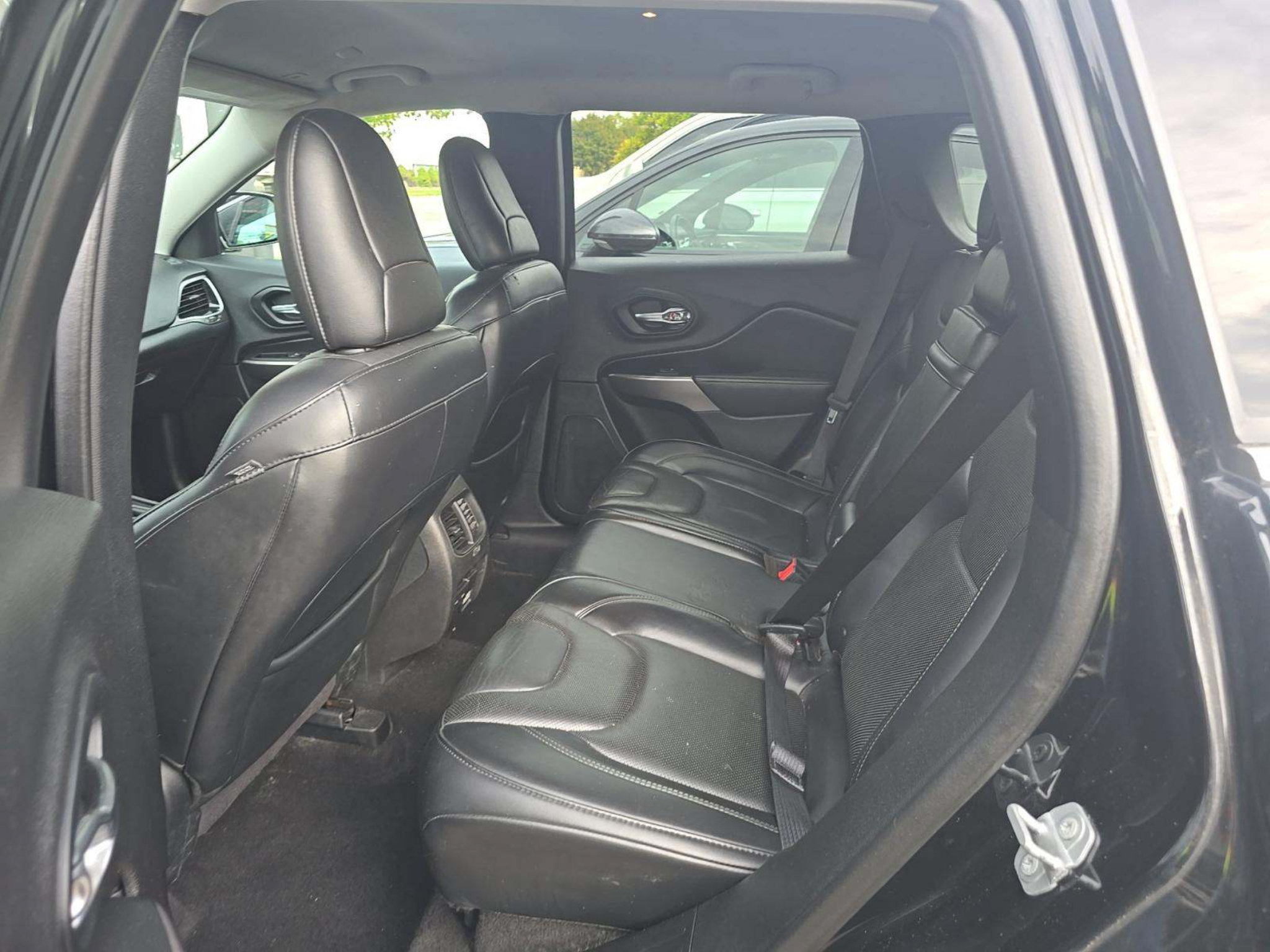 Used 2019 Jeep Cherokee Limited AWD/4WD image 6