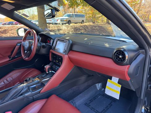Used 2024 Nissan GT-R Premium w/ Premium Interior Package image 63
