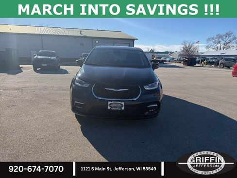 Used 2024 Chrysler Pacifica Select image 3