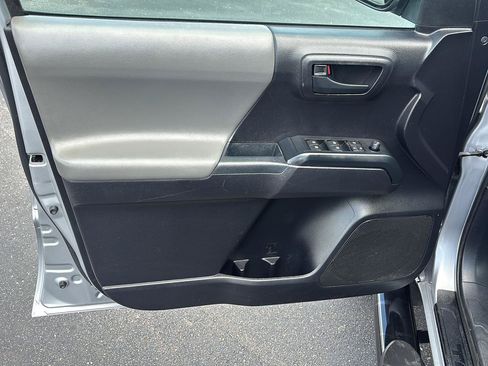 Used 2020 Toyota Tacoma SR AWD/4WD image 6