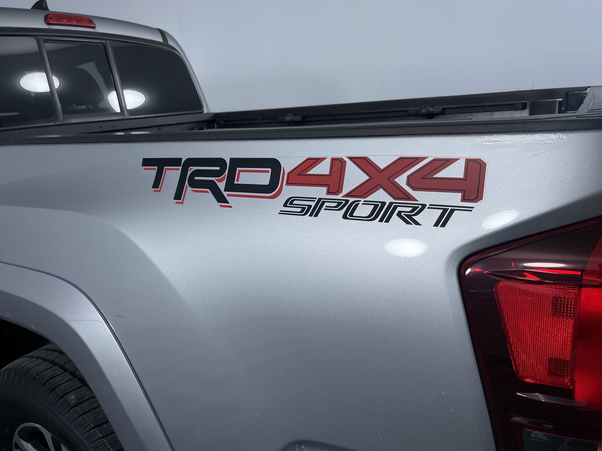 Used 2018 Toyota Tacoma TRD Sport AWD/4WD image 26