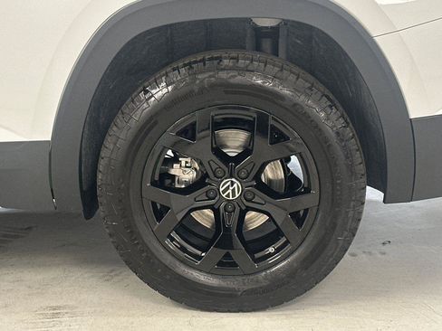 New 2025 Volkswagen Atlas Peak Edition SE image 24