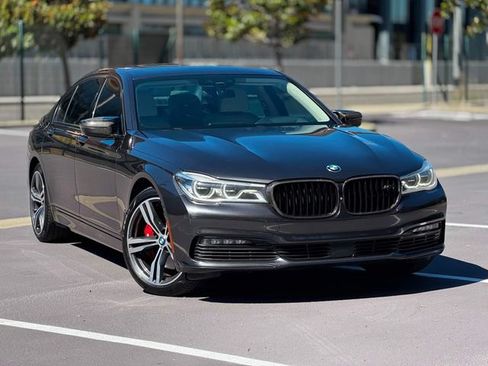 Used 2017 BMW 750i RWD image 2