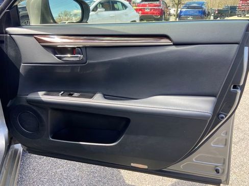 Used 2017 Lexus ES 300h FWD image 25