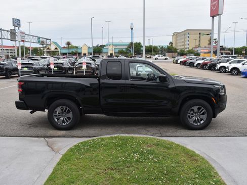 Used 2025 Nissan Frontier SV image 14