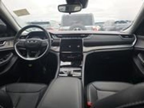 Used 2024 Jeep Grand Cherokee Limited image 7