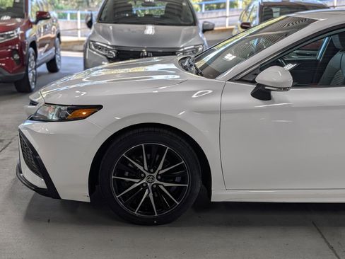Used 2023 Toyota Camry SE image 4