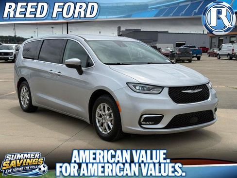 Used 2023 Chrysler Pacifica Touring-L FWD image 1