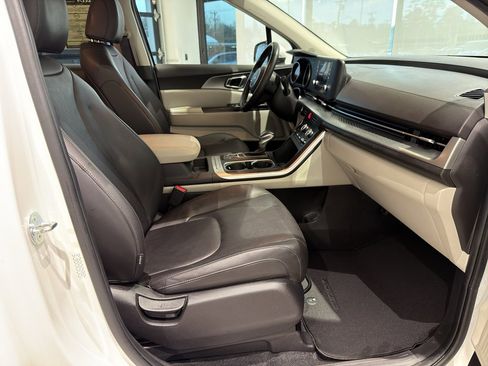 Used 2023 Kia Carnival LX image 23