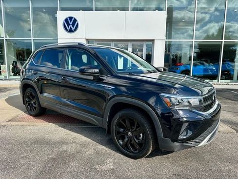 Certified 2022 Volkswagen Taos SE FWD image 1