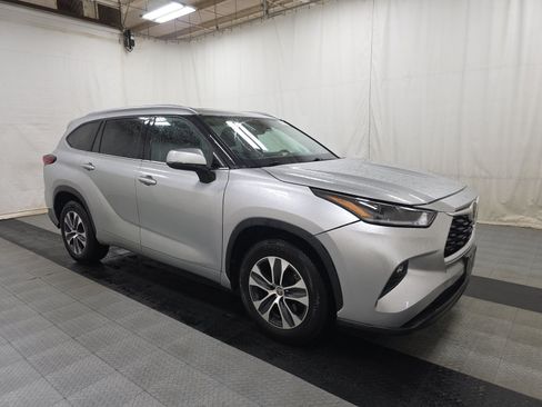 Used 2021 Toyota Highlander XLE FWD image 3