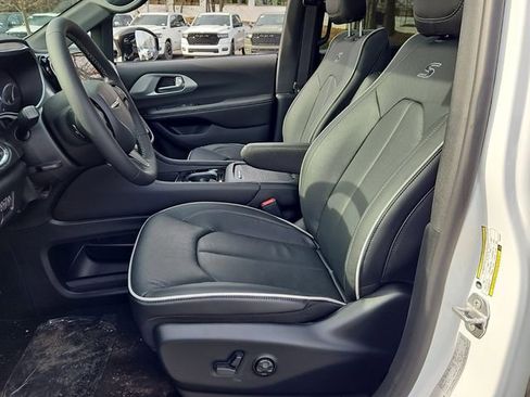New 2026 Chrysler Pacifica Limited w/ S Appearance Package image 13