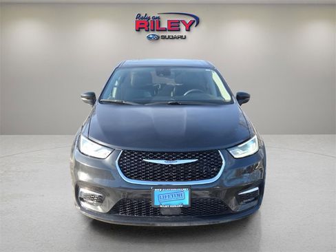 Used 2023 Chrysler Pacifica Touring-L image 8