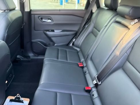 Used 2023 Nissan Rogue SL w/ SL Premium Package image 34