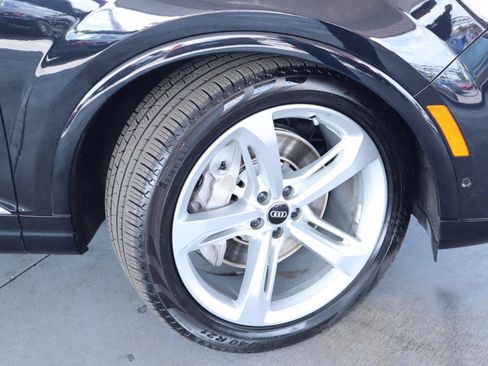 Used 2019 Audi Q7 3.0T Prestige w/ Prestige Package AWD/4WD image 3
