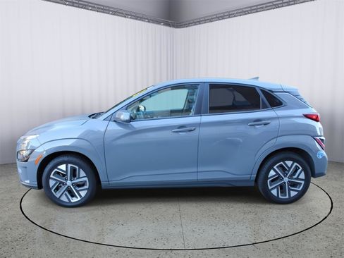 Used 2022 Hyundai Kona SEL w/ Convenience Package FWD image 4