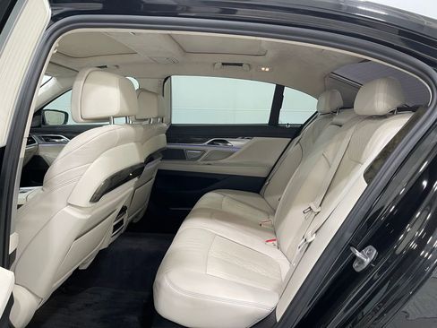Used 2018 BMW 750i w/ Executive Package RWD image 31