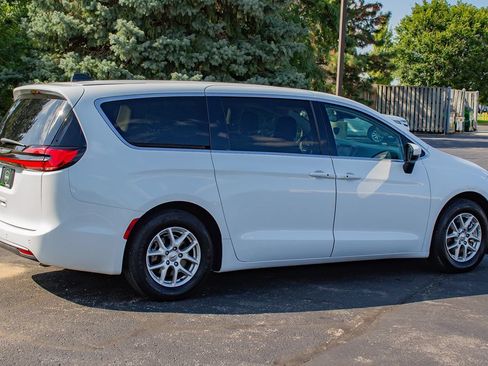 Used 2023 Chrysler Pacifica Touring-L FWD image 10
