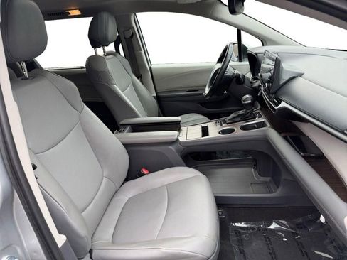 Used 2021 Toyota Sienna XLE image 13