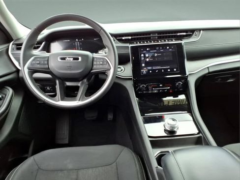 Used 2024 Jeep Grand Cherokee Laredo RWD image 17
