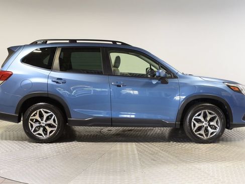 Used 2022 Subaru Forester Premium AWD/4WD image 2