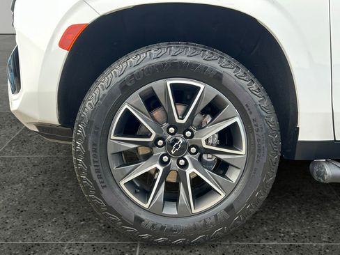 Used 2023 Chevrolet Tahoe Z71 w/ Luxury Package AWD/4WD image 4
