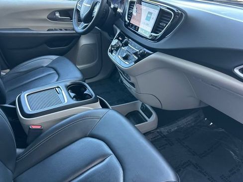 Used 2024 Chrysler Pacifica Touring-L FWD image 19