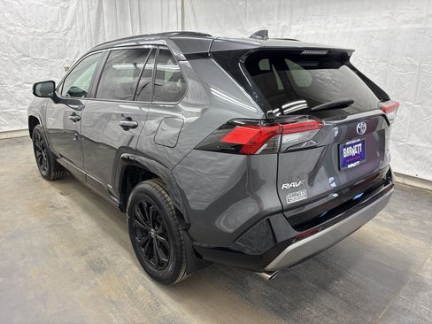 Used 2022 Toyota RAV4 SE w/ Convenience Package AWD/4WD image 4