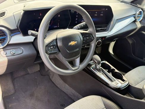 Used 2025 Chevrolet Trax LT image 4