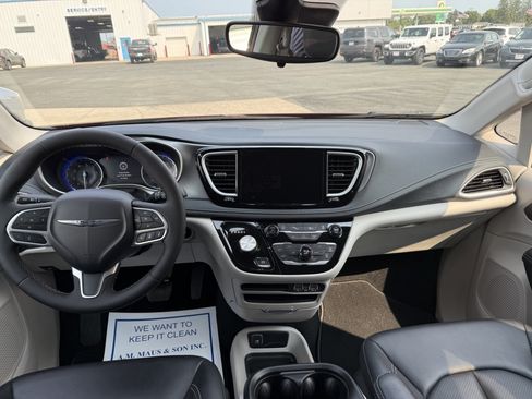 Used 2023 Chrysler Pacifica Touring-L FWD image 21