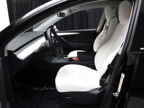 Used 2023 Tesla Model Y Long Range image 25