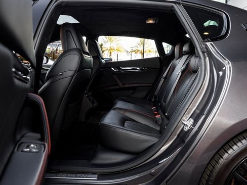 Used 2022 Maserati Quattroporte Modena image 31