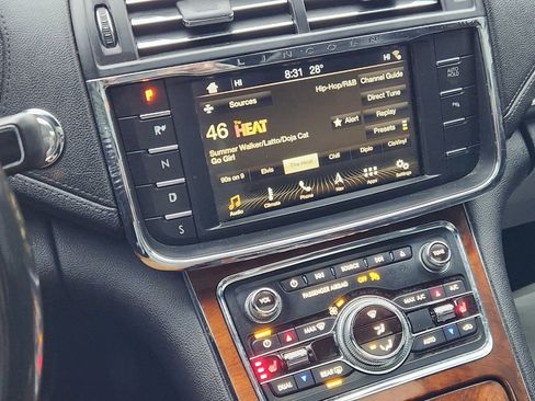 Used 2018 Lincoln Continental Select image 11