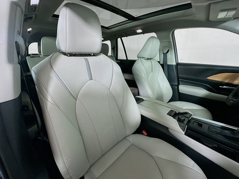 Used 2024 Toyota Grand Highlander AWD image 29