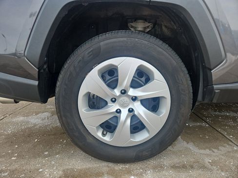 Used 2021 Toyota RAV4 LE image 5