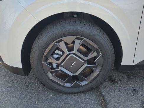 New 2026 Kia Carnival EX FWD image 32